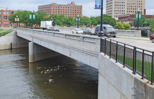 800px-Beach-GarlandSt-FlintRiverBridgeFlintMI